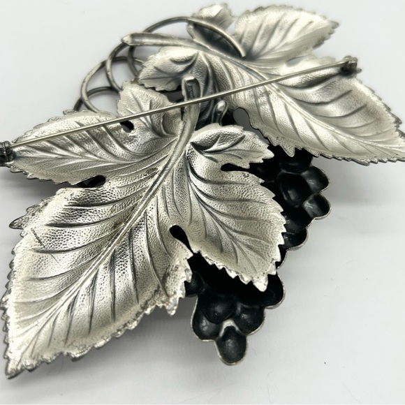Napier Vintage Grape Leaf Large Brooch - Picture 5 of 6